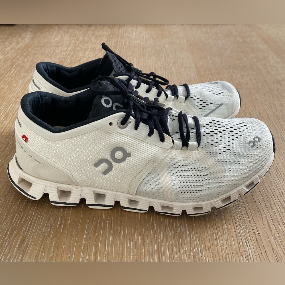 On Cloud White/Black womens size 7